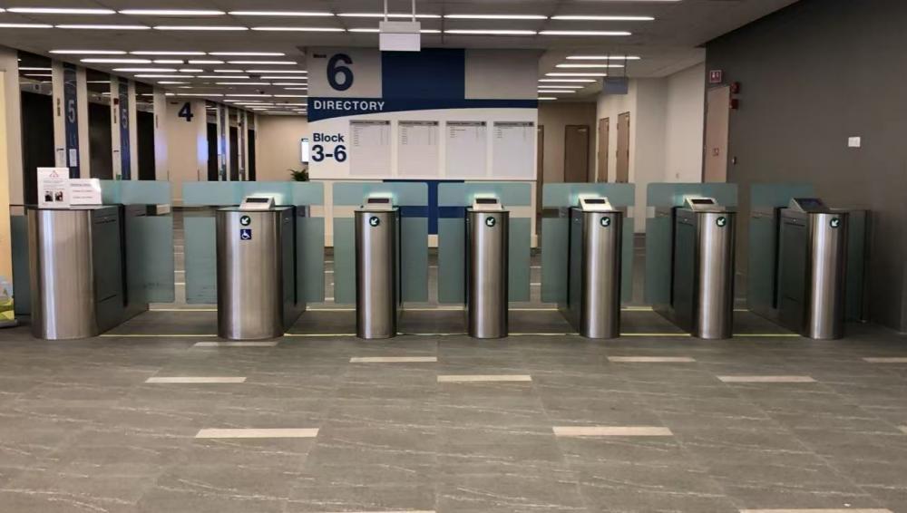 개찰구 출입 통제 시스템은 어떻게 작동합니까?